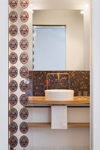 Blick auf das Badezimmer in einem Doppelzimmer Komfort des Hotel Röhrl in Sinzing/Eilsbrunn