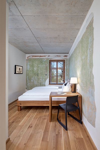 Blick auf das Bett im Doppelzimmer Standard im Hotel Röhrl in Sinzing/Eilsbrunn