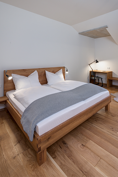 Blick auf das Bett eines Doppelzimmer Standard im Hotel Röhrl in Sinzing/Eilsbrunn