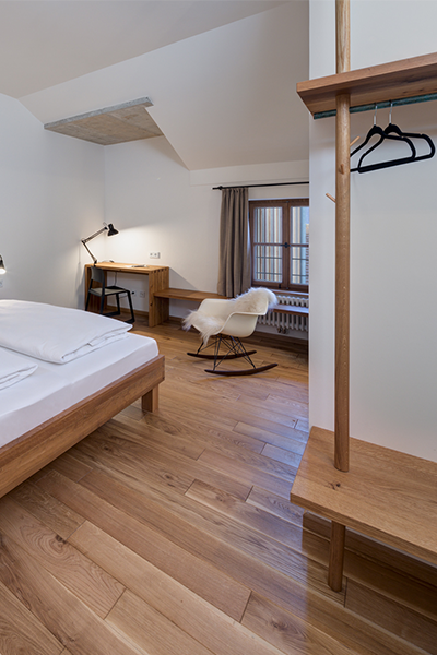 Blick in den Schlaf-/Wohnraum eines Doppelzimmer Standard im Hotel Röhrl in Sinzing/Eilsbrunn