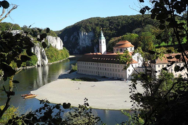 Imagebild Erleben: Luftbild mit Blick auf das Kloster Weltenburg