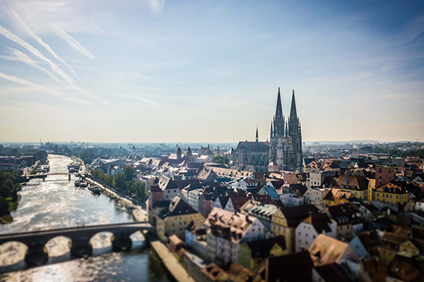 Luftbild der Stadt Regensburg mit Blick auf den Dom