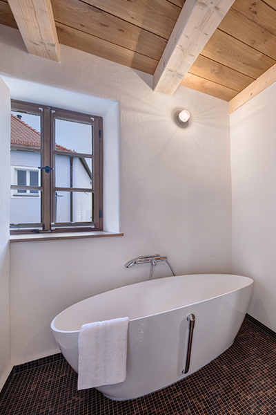 Badewanne in einer Suite des Hotel Röhrl in Sinzing/Eilsbrunn